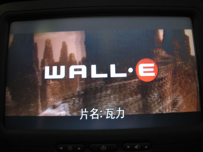 映画はウォーリーを見ました。<br />短いフライト時間なのに、一人一人モニターがあって快適。<br />