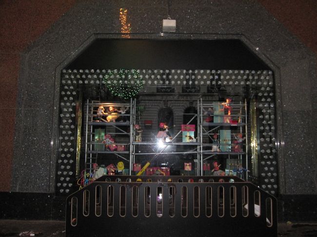 空港へのバスに乗るためにオペラへ。<br />ギャラリーラファイエットのショーウィンドウを独り占め！<br />ウエストサイド・ストーリー♪