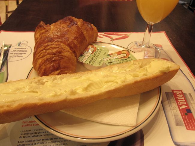 クロワッサン・タルティーヌ・オレンジジュース・カフェオレ。<br />タルティーヌうまし！！<br />バターがおいしい♪<br />お腹一杯になって、いざ空港へ。