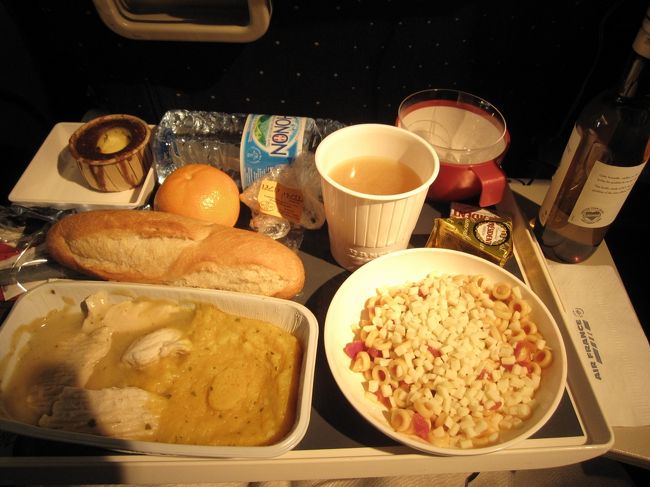 機内食。<br />豚肉。おいしかったぁ。<br />なぜだかみそ汁ついてました。<br />