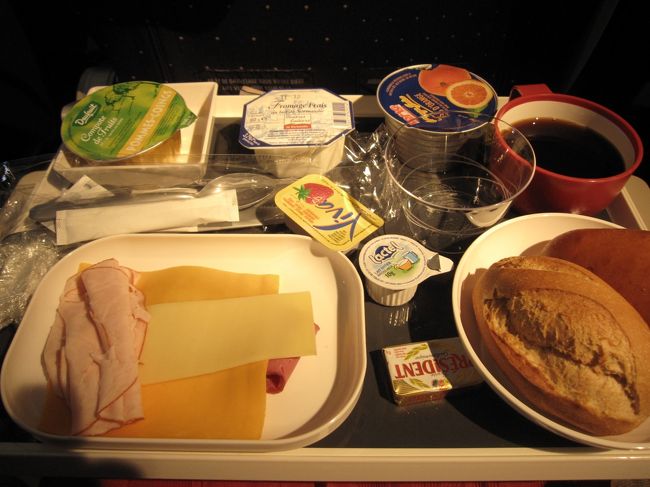 機内食その２。<br />チーズとハム。