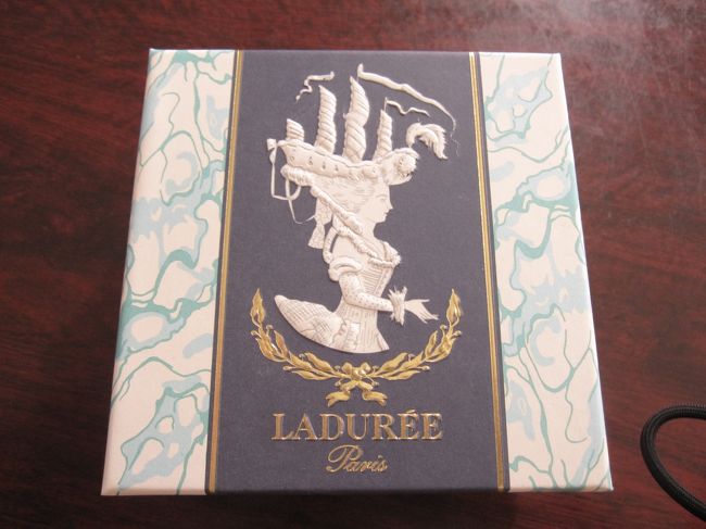 空港のラデュレでマカロン購入！！<br />マカロンは手荷物で持ち込み不可のため持って帰るのを諦めてましたが、セキュリティーエリア内にあったので買って帰れました。<br />