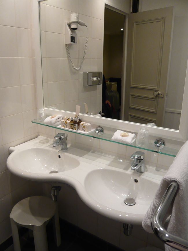 ドライヤーもあります。<br /><br />ばばは下に見える椅子に腰かけて髪の毛乾かしてました(^o ^*)<br />歯を磨く時もこの椅子に座ってました(笑)<br /><br />この椅子はgoodです。