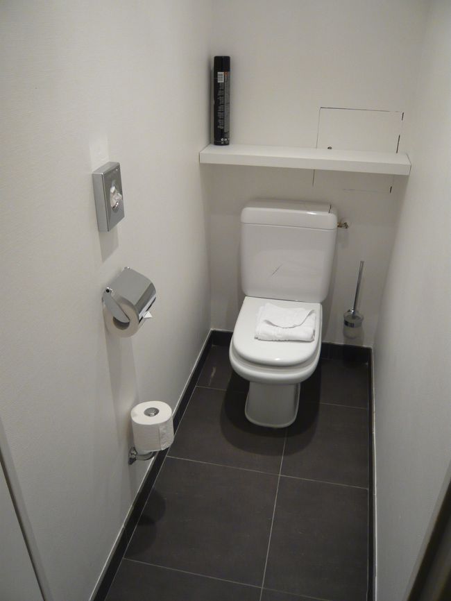 トイレとお風呂は、別れています。<br />このトイレは窓がないので電気を消すと、完全な暗闇になります。<br />ほんとの真っ暗はあまり体験できないので、じじは電気消して座ってた。（笑）<br />トイレットペーパーは、ホテルとしては珍しくフワフワのダブルペーパー。<br /><br />後ろの棚にあるのは香り付き消臭剤です（でかっ！）