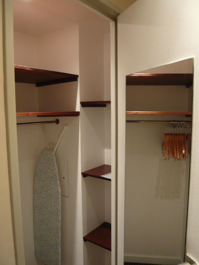 クローゼットの中です。<br /><br />アイロンもあります。