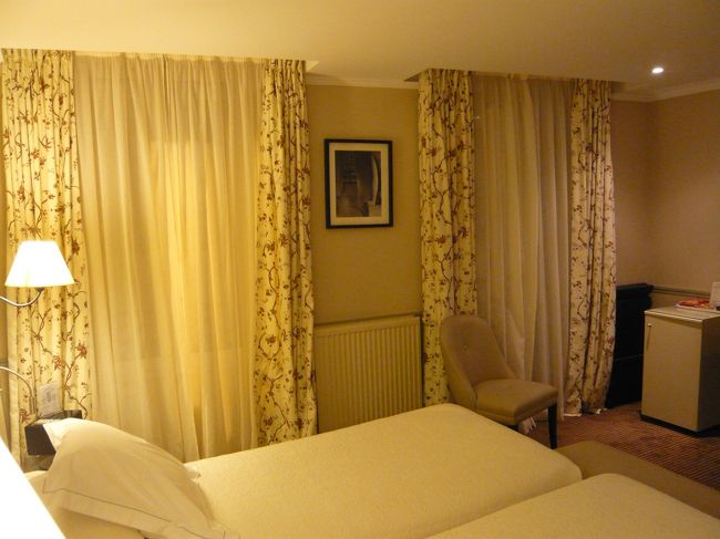 部屋の窓側です。