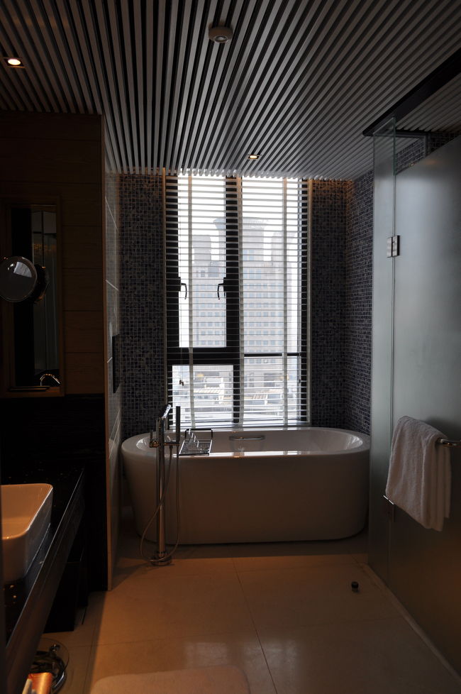 バスルーム。右手にシャワーブースあり。<br />日本人にはやはり洗い場付きが使い勝手がいい。