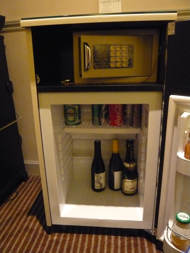 なんと冷蔵庫の扉を開けると金庫があります。<br />金庫の中は冷蔵ではないので大丈夫です。（笑）