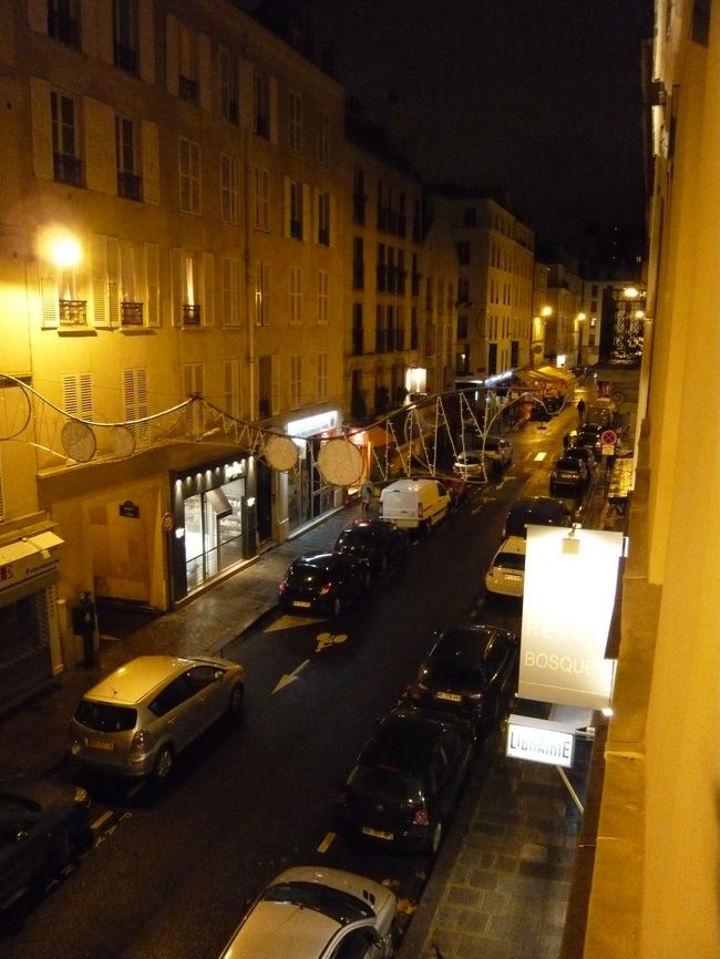 ホテルから見た夜の通りの風景。