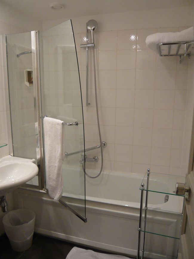 シャワールームと洗面所です。