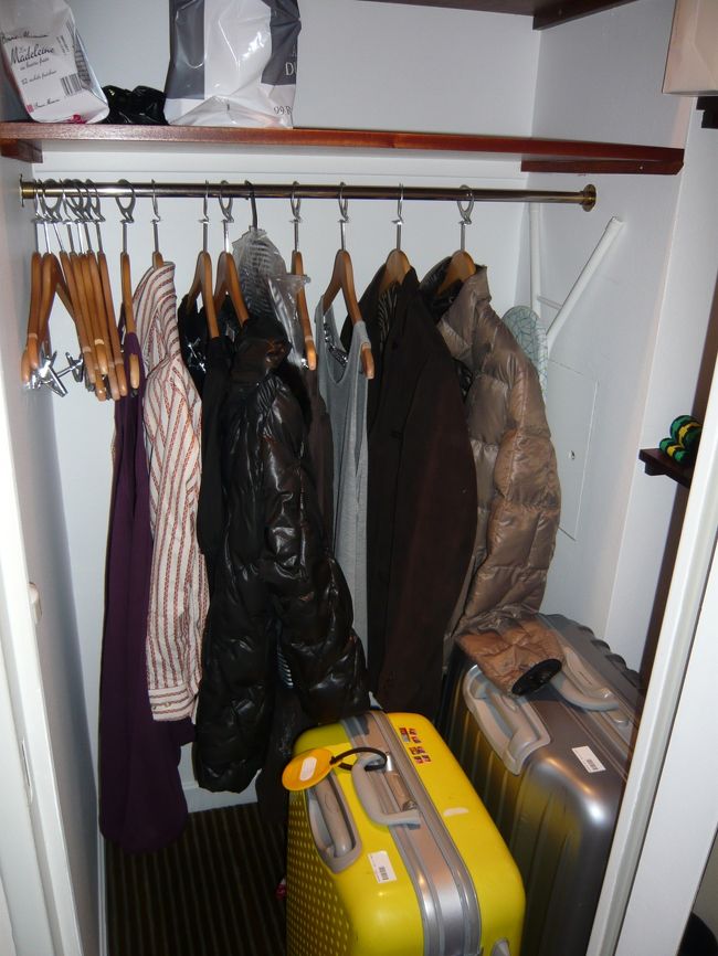 クローゼットに荷物を収容した写真。