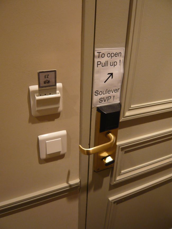 ドアのカギです。手書きの注意書きがいい味出してます。