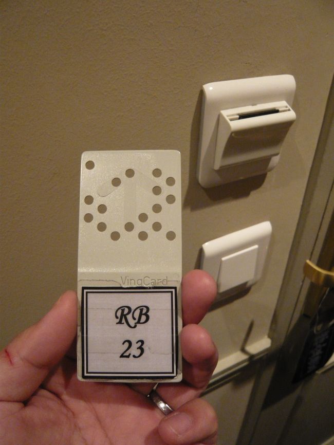 パンチ穴の開いたカードキーです。<br />外出するときは、フロントにカードキーを預けます。