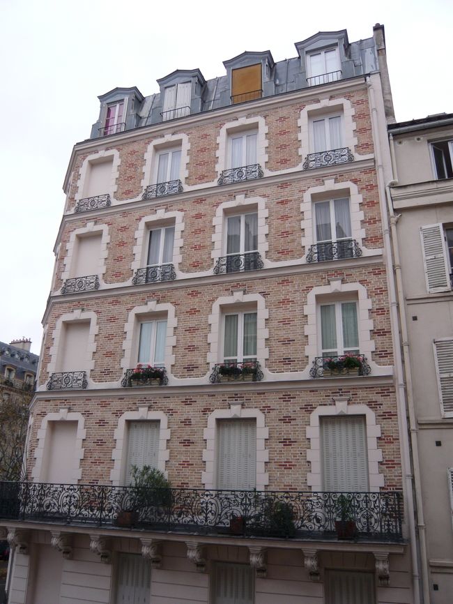 部屋の前の建物。