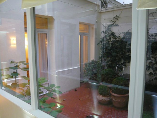 隣の建屋につづく途中にある中庭ぽい所