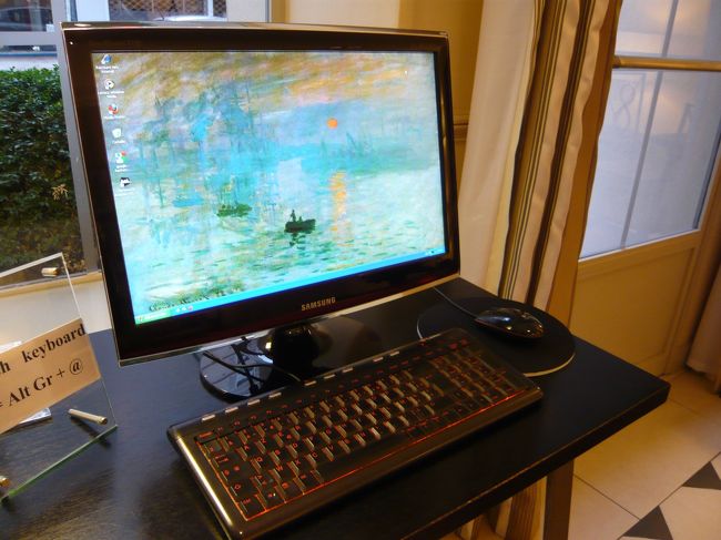 ロビーには、無料のPCが2台置いてあります。<br />モネの壁紙がいい感じです。<br />