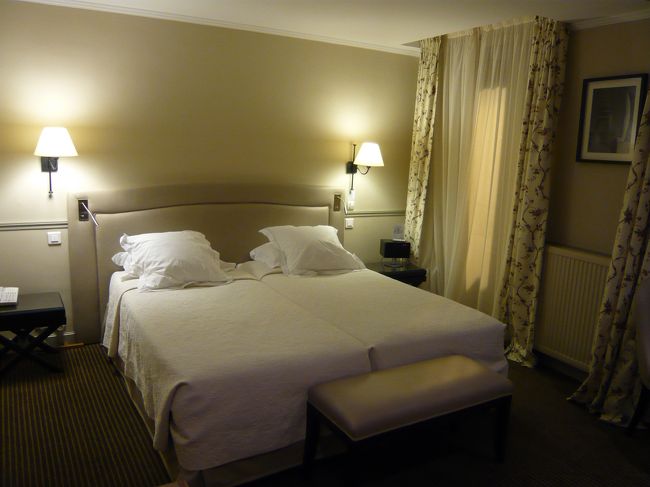 部屋は、3階のスーペリアルームで道路に面してエッフェル塔の先っちょが見えます。<br /><br />ベットは、ダブルベットに見えますがシングルベットで2個くっつけてツインにしてあります。ツインなので布団が別々にあり布団が無くなることもありません。（笑）<br /><br />部屋のサイズは、4.4m（窓側）×3.6mでした。