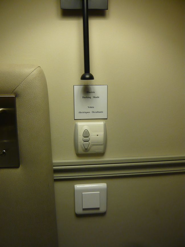 窓の電動シャッターのスイッチです。