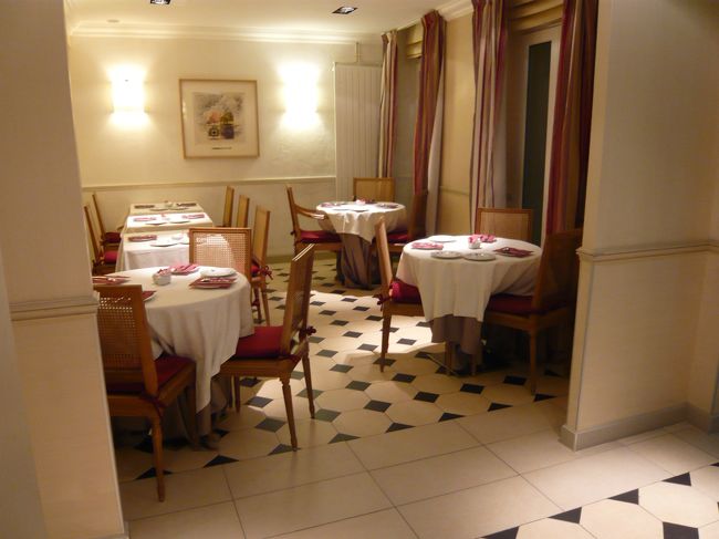 向かいにもテーブルがあります。