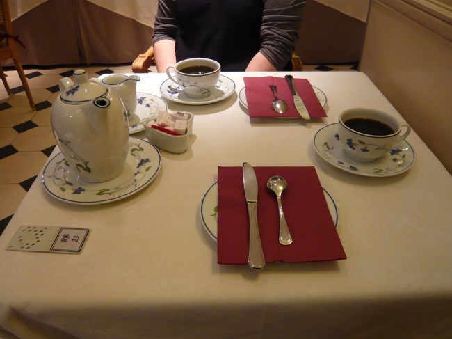 コーヒーは係員のおねえさんが持ってきてくれます。