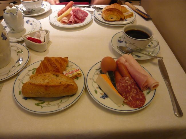 朝食は、1人あたり13.60ユーロです。<br />朝からしっかり安く食べるなら、パリはホテルの朝食のほうが安上がりです。