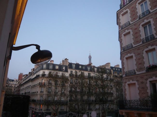 部屋から見えるエッフェル塔のさきっぽ。