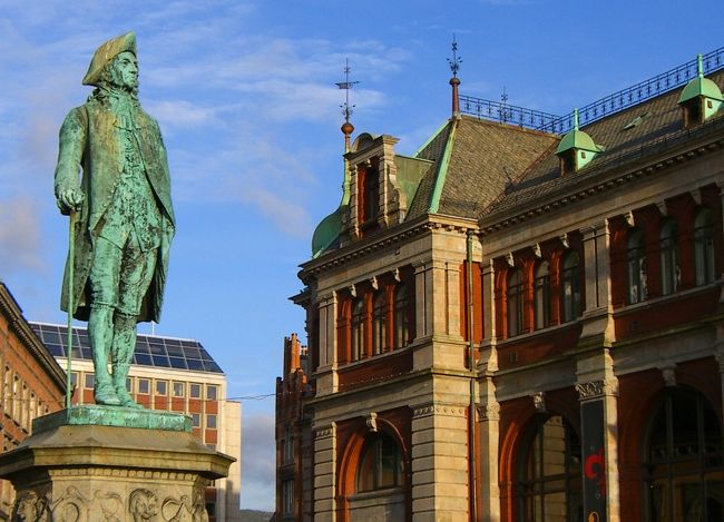 　ベルゲンの街中に戻って来ました。<br />港の入口にこんな銅像が有りました。