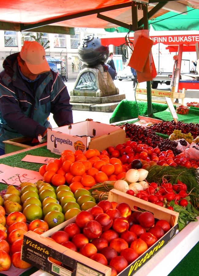 　市場では、果物、野菜も売って居ます。