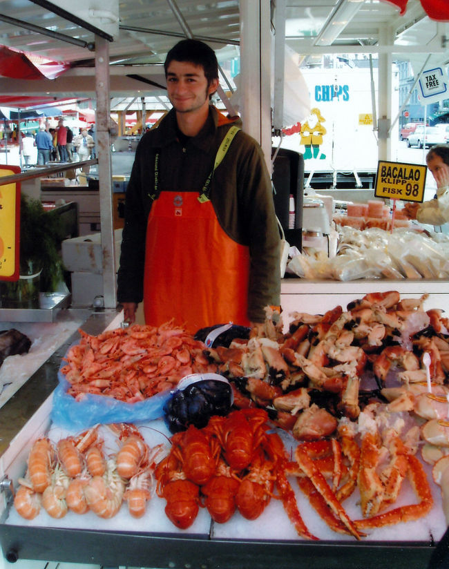 　この売り子さんは多分現地の人です。<br />売っているのは、エビ、カニ類が多いようです。