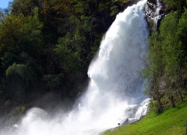 　近くまで行きましたが、凄い水量です。<br />これでノルウェーのフィヨルド見物は、全て終了です。<br />　明朝の飛行機でストックホルムに向います。<br />　
