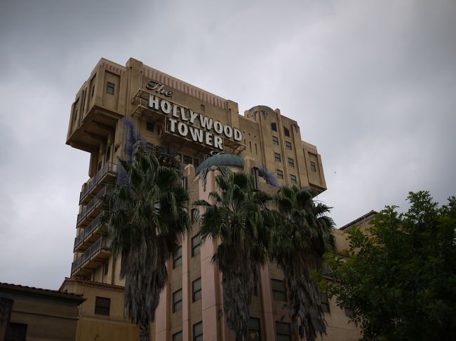 Anahemimは生憎の雨です。ＨＯＴＥＬからディズニーランドまで、徒歩１５分程度で到着です。ＷＥＢで予約したパークチケット（３ Ｄａｙ ホーパーチケット）を窓口で交換し、まずはカリフォルニア・アドベンチャーにＧＯ！。<br />パークは拡張工事中で、なんだか動線が難しい。<br />まずは、ＨＯＬＹＷＯＯＤ ＴＯＷＥＲ！<br />ここの話はＷＤＷと同じストーリで、東京ディズニー・シーとはお話が異なります。