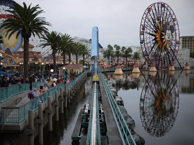 正面のコースターはカリフォルニア・スクリームでジェットコースタータイプ緒のアトラクションです。スタート直後にカウントダウンが始まり、いきなり時速90kmまで加速！アップダウンの後は巨大な太陽のシンボルをぐるりと回転するドキドキの絶叫ローラー・コースターです。<br />右前方にあるのはミッキーの顔がシンボルの巨大観覧車で、ミッキーのファンウィールです。このゴンドラは２種類あり、ゆっくり景色を楽しみたい人用の外周を普通に回る赤いゴンドラと、我が家のように絶叫系が好きな人向けの紫かオレンジのゴンドラです。レールの上を滑り落ちるような動きは、かなりスリリング！です。<br /><br />