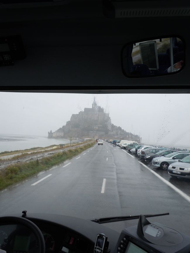 雨で霞んだモンサンミッシェル！<br />晴れの女のはずが、雨の中モンサンミッシェルに到着です。<br />大粒の雨と大勢の観光客です。<br />