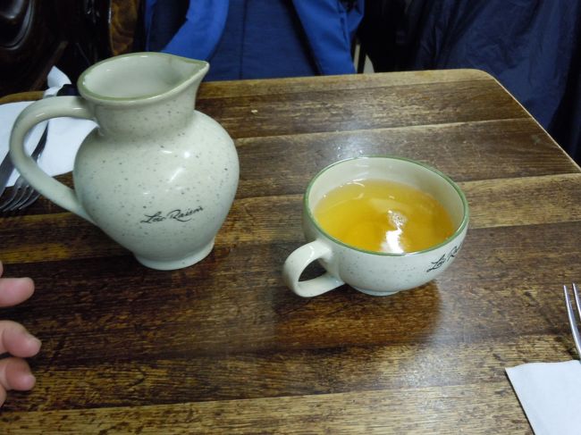 まずは、マーメイドの看板のクレープ屋さんへ<br />モンサンでは、ここに入ろうと決めていたクレープ屋さんです。このクレープ屋さんは、お土産屋さんの２階です。<br />まずは、シードル！<br />