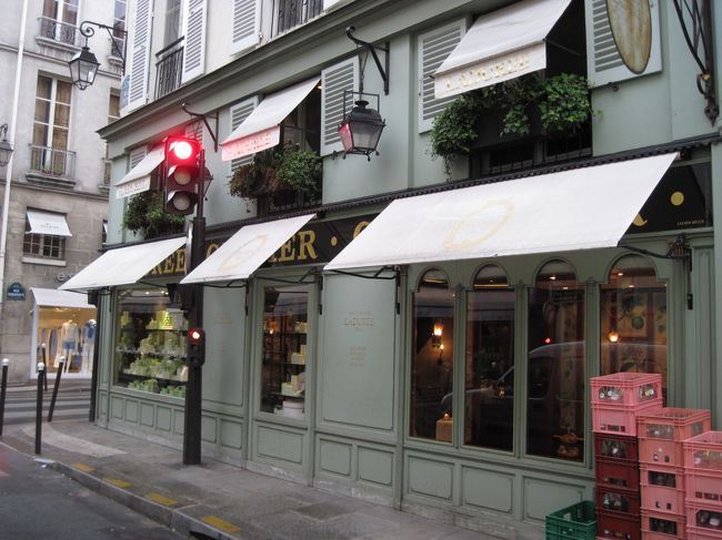 ラデュレ。早朝のため、開店していない。。。