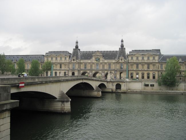 ルーブルが見えてきた。