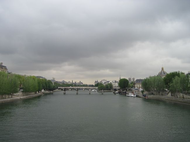 セーヌ川を渡る。