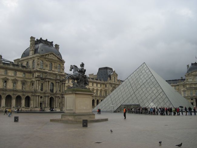 ルーブル美術館入り口。こちらも見たかったが、１回入場しているので、今回はパス。