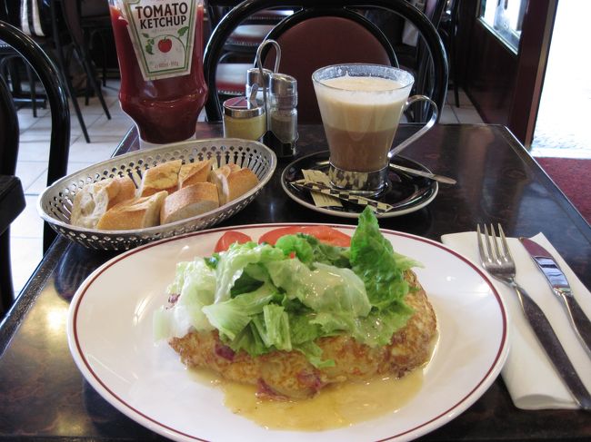 オムレツ。きのことベーコンか何か入ったやつを注文した気がする。<br /><br />味は非常に美味しかった。<br /><br />カフェは結構便利だ。