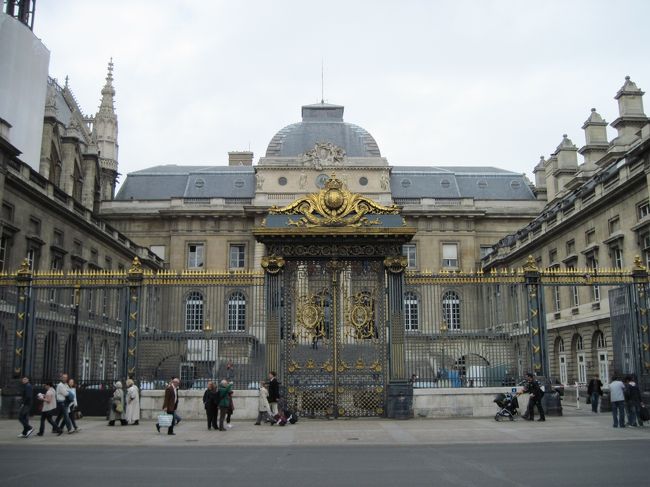 最高裁判所。<br /><br />サントシャペルへ向かう。