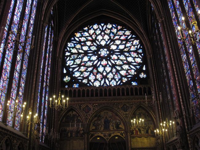 １２４８年完成で『パリの宝石』と呼ばれる。<br /><br />ステンド・グラスの美しさは、まさに『宝石』。