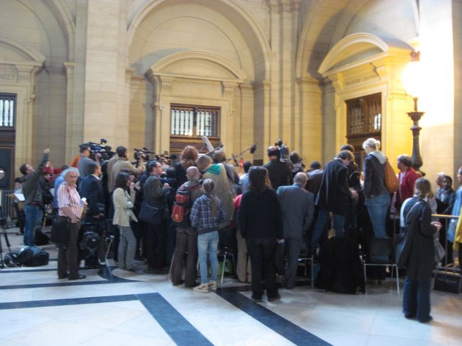 サントシャペルを出る。次いでに最高裁判所の中に入る。<br /><br />何か撮影していた。<br /><br />何かな？