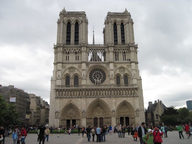 次は、ノートルダム大聖堂へ。
