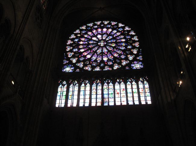 ここのステンドグラスも見事。