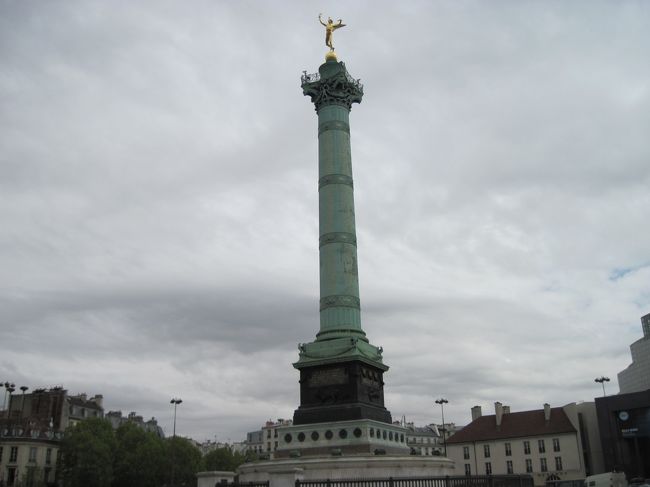 バスティーユ広場。<br />７月革命記念柱。
