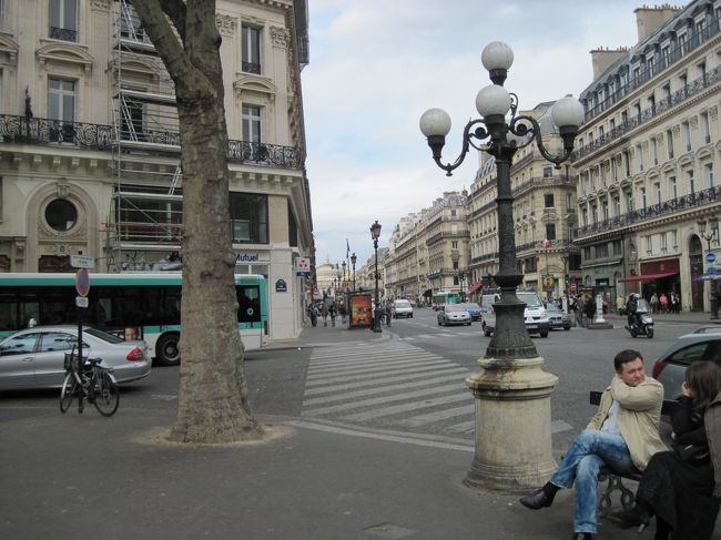 オペラ大通りを少し西へ。何か甘いものを食べたくなってきたな。