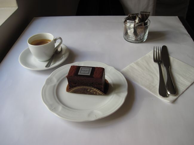 ジャン・ポール・エヴァンでトラディショナルなチョコレートケーキとエスプレッソを注文。<br /><br />絶妙な甘さのケーキにエスプレッソの苦みが効く！<br /><br />店員さんは２人いて、２人とも日本人だった。