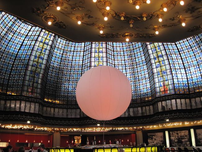 ギャラリー・ラファイエットへ。<br /><br />上層階へ、天井がガラス張りで美しい。