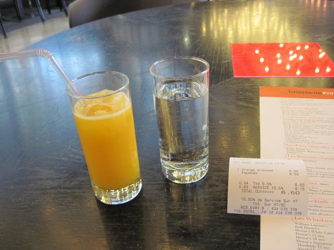 オレンジジュースを注文。水もついてきた。