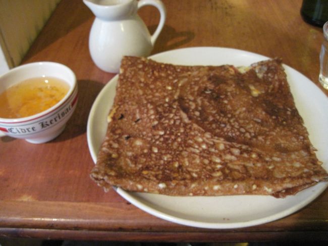 夕食はクレープ。<br /><br />モンパルナス駅周辺はクレープ屋が多い。<br /><br />定食で、注文。シードル（リンゴ由来のお酒）、料理のクレープ、デザートのクレープで25ユーロ弱だったと思う。<br /><br />デザートのクレープはバニラアイスを包んだものに、リキュールをかけて点火した面白いものだった。<br /><br />